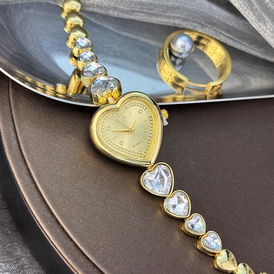 Damklockor med hjärtformat fodral Söt Armbandsur med Inlagda Strass Elegant Temperament Armbandsur Flickklocka Present