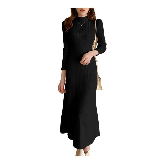 

Женское вязаное платье А-силуэта с полувысоким воротником, длинными рукавами и длиной до колена. Зимнее платье-свитер в рубчик. Женский офисный наряд. чёрный