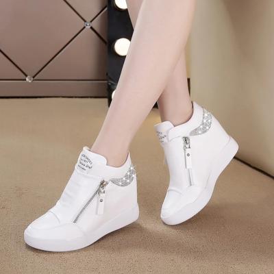 Novos tênis femininos de cano alto, novos sapatos casuais de salto oculto com zíper lateral, plataforma branca, sapatos de cunha com rebites