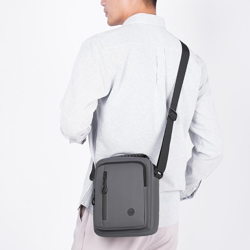 Men's Shoulder Bag Large Capacity Outdoor Commuter Mobile Phone Bag Water-Repellent Business Handbag