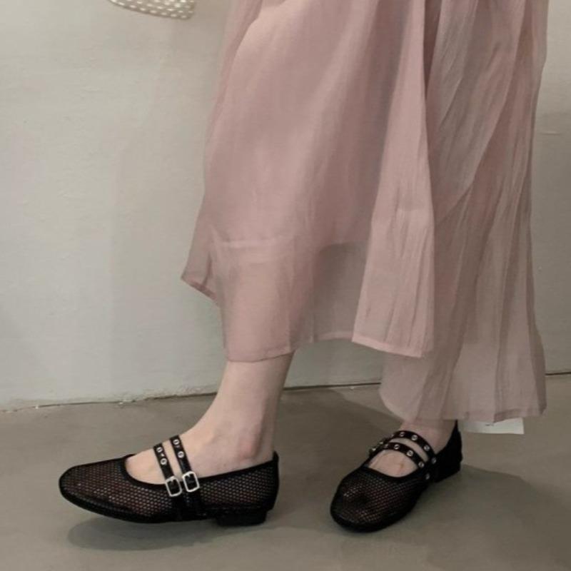 Modne buty płaskie z siateczki oddychające, letnie nowe z okrągłym noskiem, płytkie, z nitami, metalową klamrą, miękką podeszwą, antypoślizgowe, pojedyncze buty