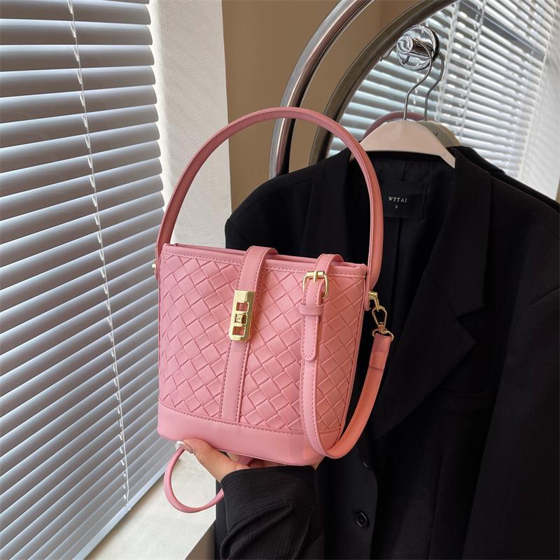 A PUC material solid color fashion women's shoulder bag, high-end design straps comfortable fabric soft women's gift