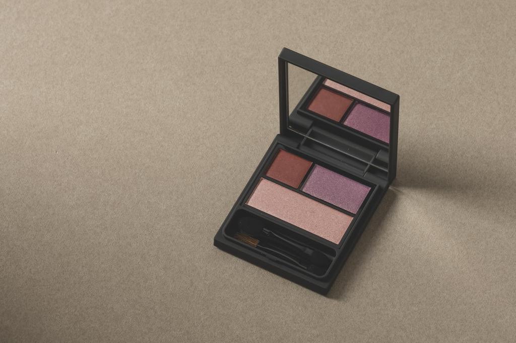 Osaji Nuance Eyeshadow Palette Wataridori the Delicate Eye Blends Into the Creates a Lustrous and Adds a Touch of Nuance To Your Everyday 6g