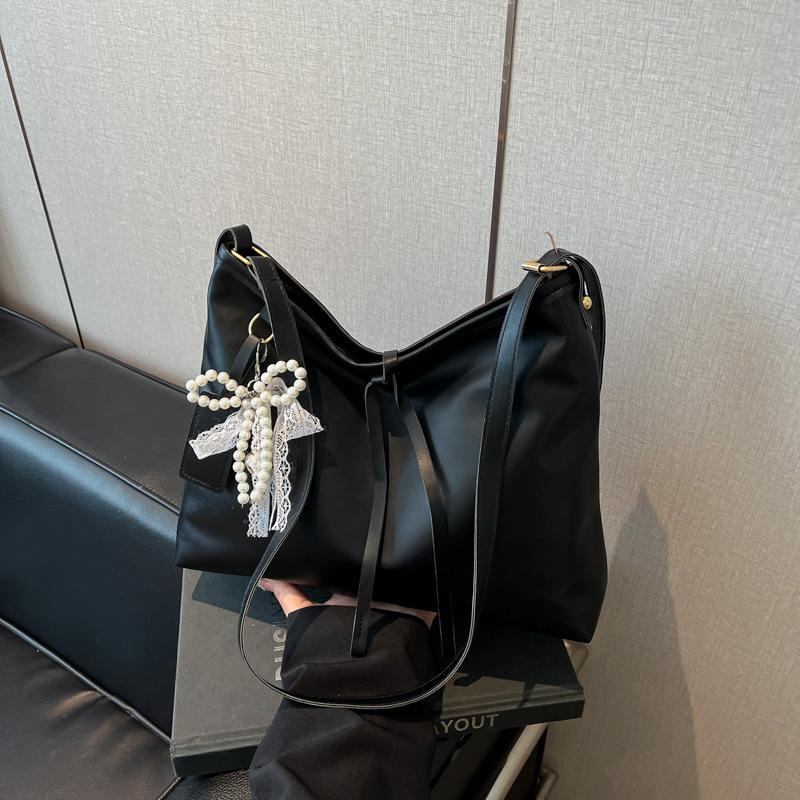 

Свежие женские сумки Новая модная и универсальная повседневная простая сумка-тоут через плечо для работы большой вместимости no pendant чёрный