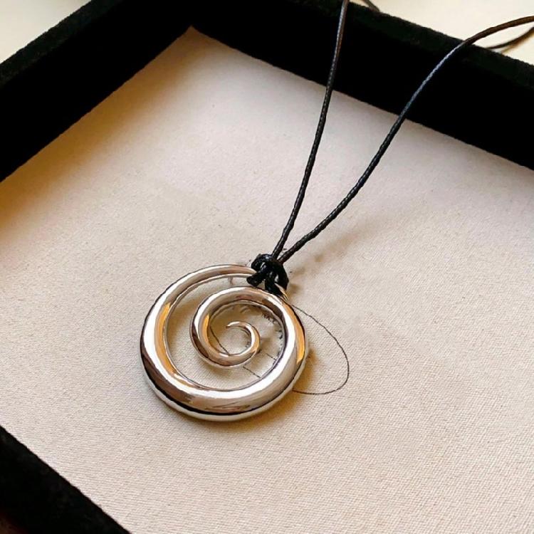 Simple and Elegant Metal Pendant Necklace Youthful Adult Jewelry Autumn Winter Jewelry for Casual and Formal Occasions