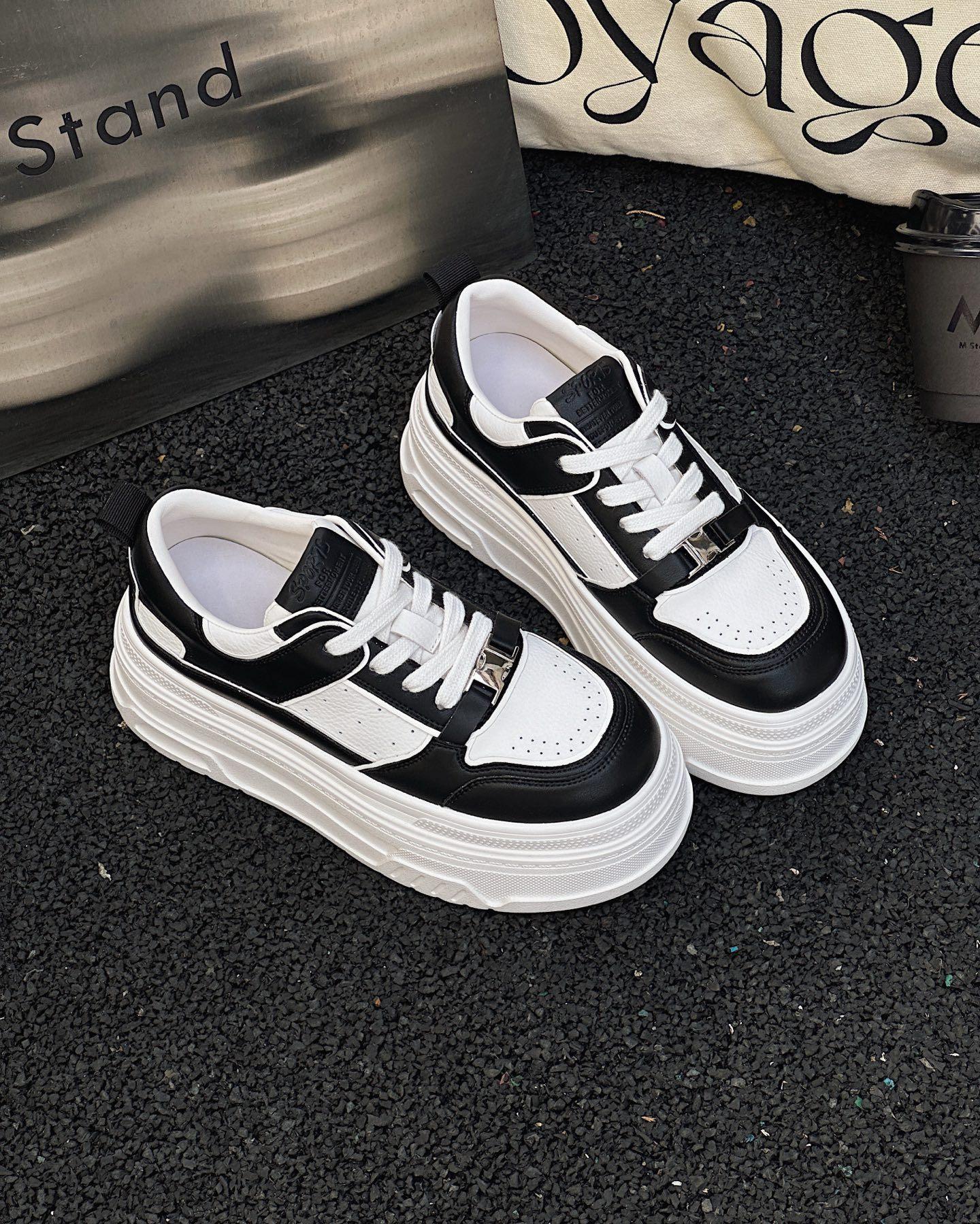 

2025 ранняя весна новые увеличивающие рост 6 см толстая подошва ультралегкие маленькие белые кроссовки женские универсальные повседневные маффины на шнуровке обувь для скейтборда 39 чёрный