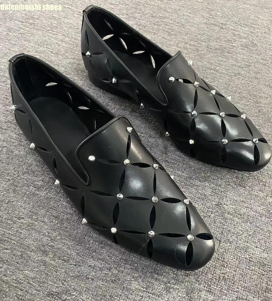 Fashion Round Toe Slip On Summer Black Shoes 2025 New Fashion Men Casual Shoes Rivet Breathable Leather Flat Sole Novelty Sandals