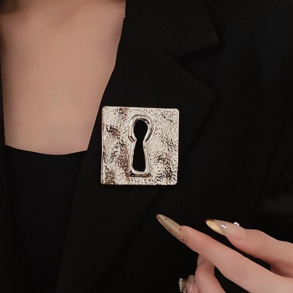 Zinc Zinc Alloy Devil's Eye Brooch Keyhole Shape Banquet Clothes Metal Pin  Clothes Accessories