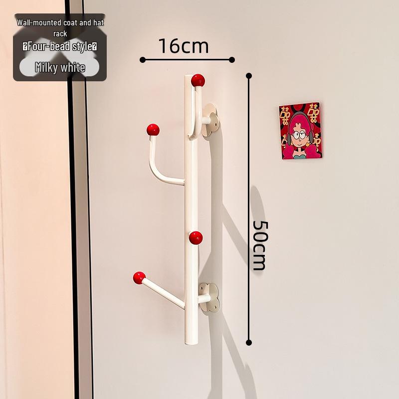 Nástěnný vertikální organizér na oblečení a klobouky.