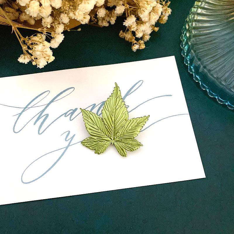 

Retro French Mori Style Leaf Brooch for Men: Elegant and Exquisite Pin зелёный