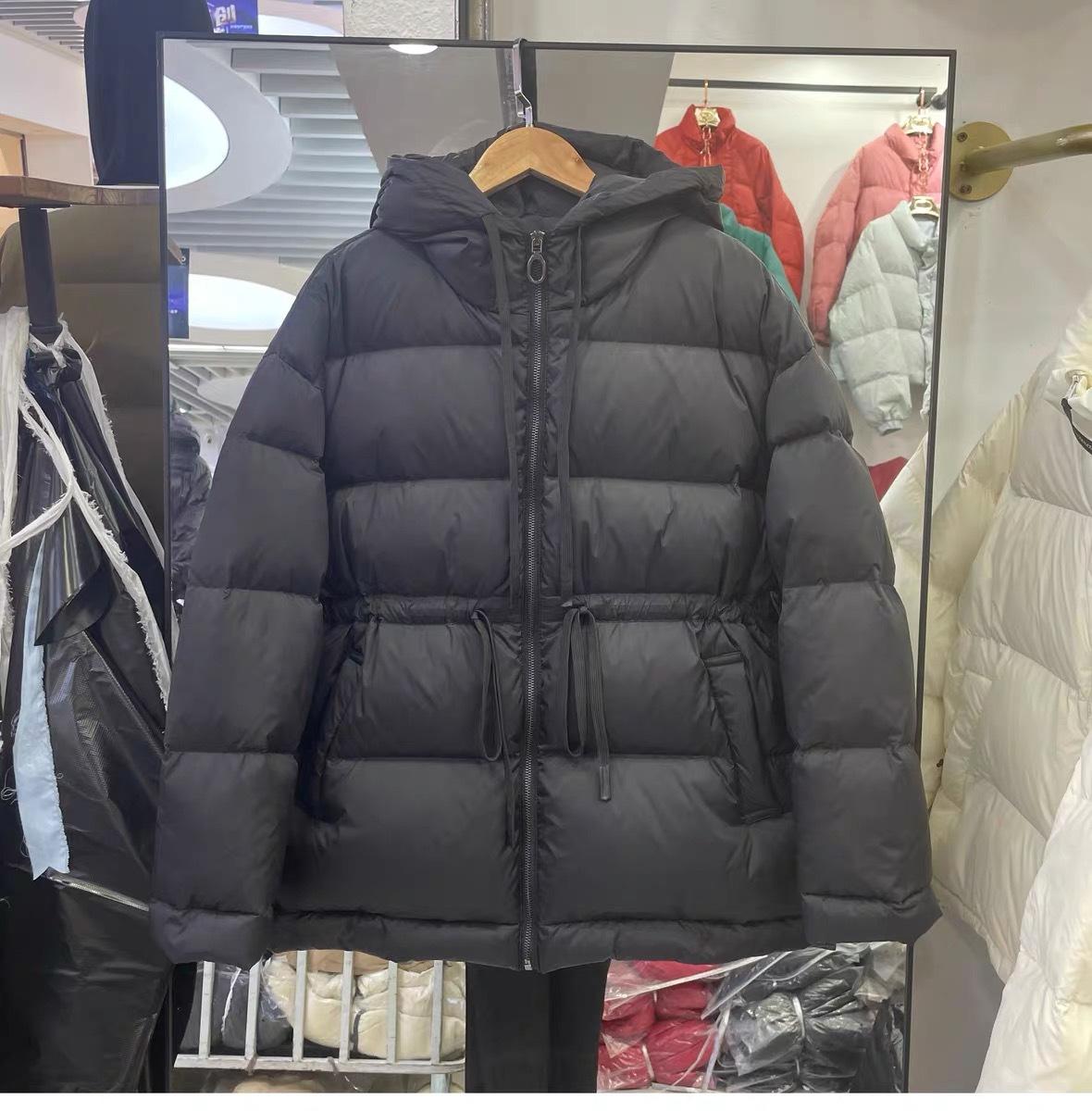 

Женская зимняя осенняя куртка-пуховик с капюшоном из белого утиного пуха, свободное однотонное пальто с большим карманом и регулируемой талией L чёрный