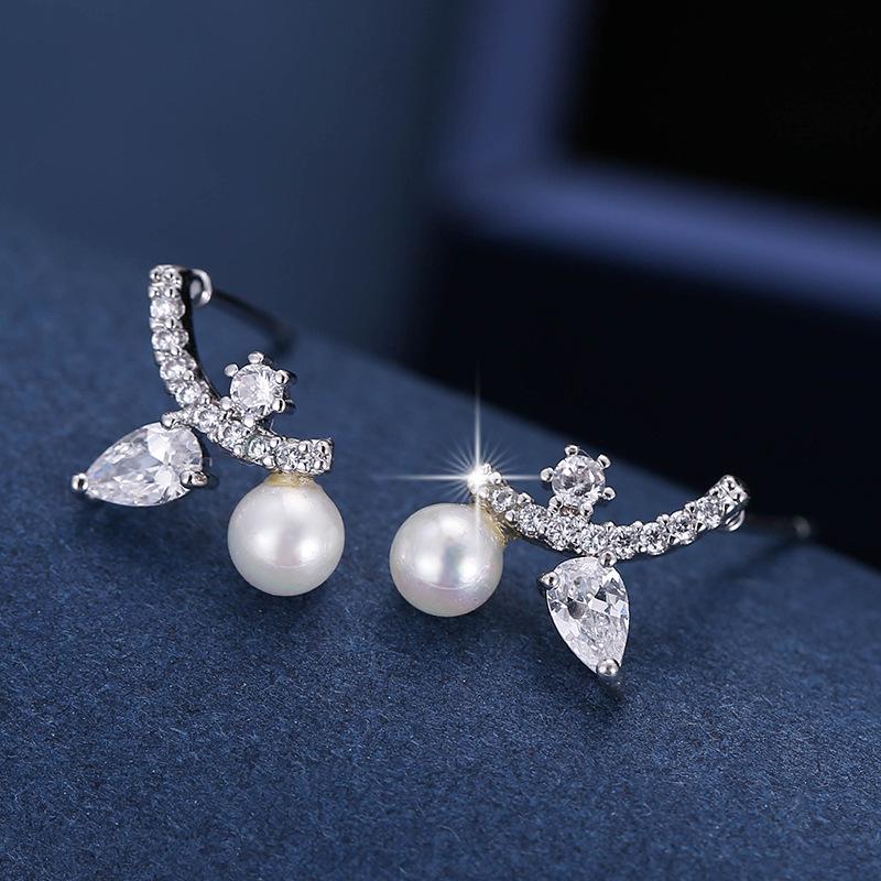 Elegant European Rhinestone Leaf Stud Earrings with Pearls
