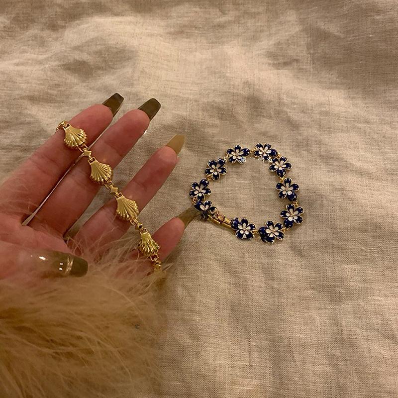 Altın Kabuk Retro Çiçek Kadın Bilekliği Hafif Lüks Çok Yönlü Benzersiz Tasarım Ziyafet Takıları Kız Arkadaş Aksesuarları