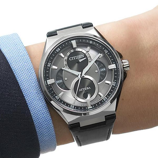 Citizen BU0060-09H ( Se ATTESA ACT Line Eco-Drive Ring Solar Triple Calendar Månefase) Rund