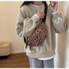 Dámská crossbody taška na hrudník s leopardím potiskem 2024 – Stylový korejský design, všestranná pro nošení v pase nebo přes rameno