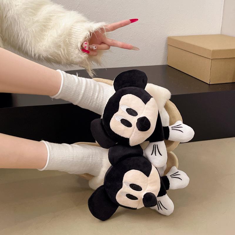 Kreskówkowe pluszowe kapcie wełniane Mickey damskie do noszenia na zewnątrz 2025 jesień i zima nowe kapcie bawełniane na grubej podeszwie typu jeden pedał buty damskie