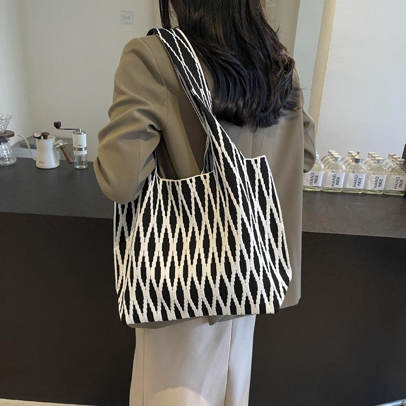 24 shoulder bags, women s niche design, wavy knitted shoulder bags, shopping on the street, large-capacity commuter woven bucket bags