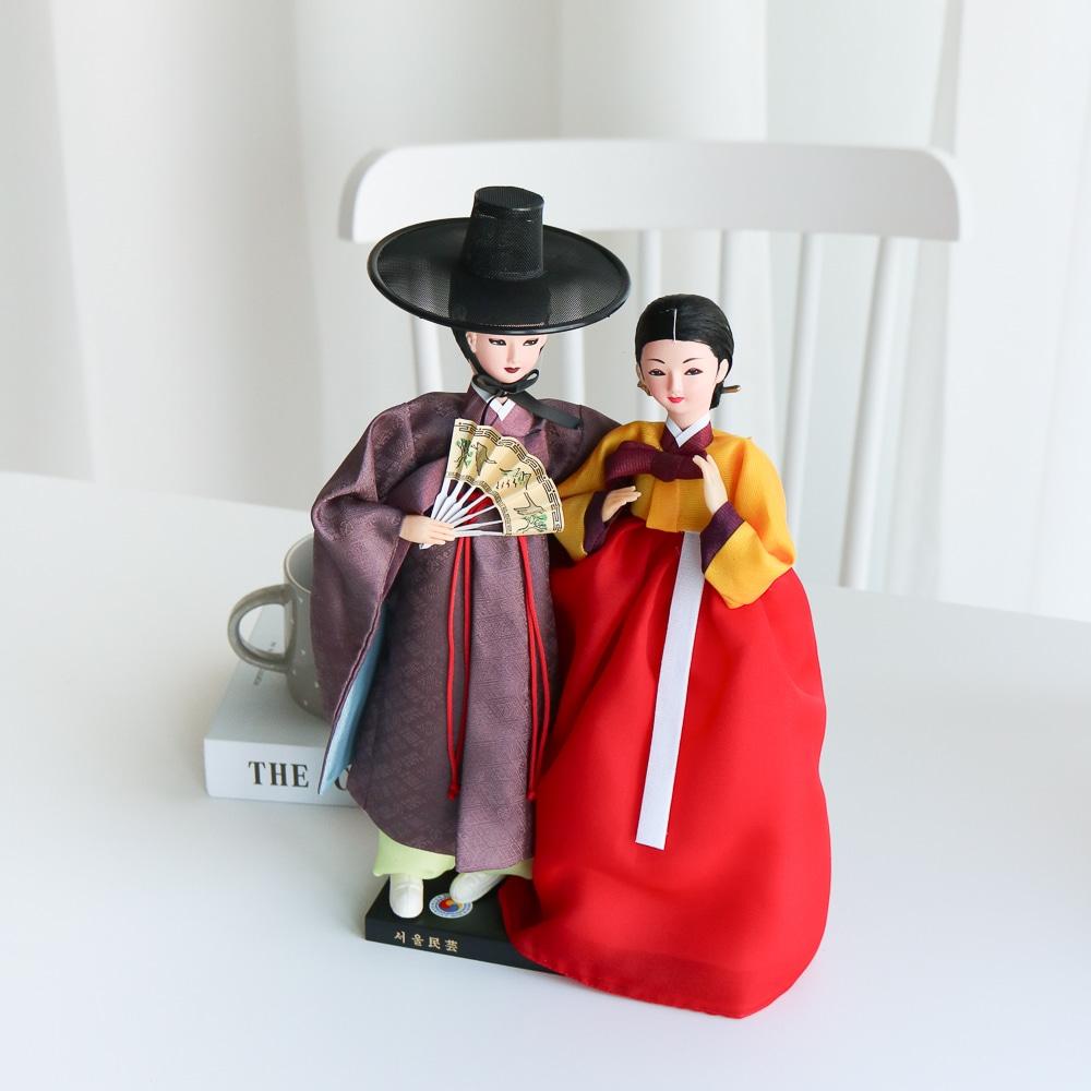 Pár tradičních korejských panenek v hanboku a gatu