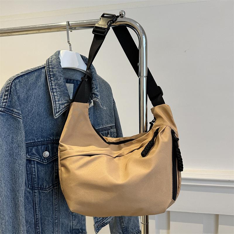 

Женская сумка кроссбоди 2025 новая сумка-пельмень на спину большая вместимость повседневная универсальная спортивная холщовая сумка для поездок на работу ткань Оксфорд хаки