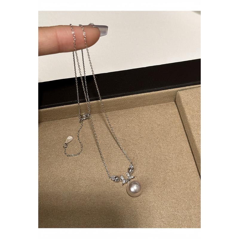 Princess on the Run~ Zircon Flower Pearl Necklace Women s Niche Design Sense Delicate Clavicle Chain New Necklace
