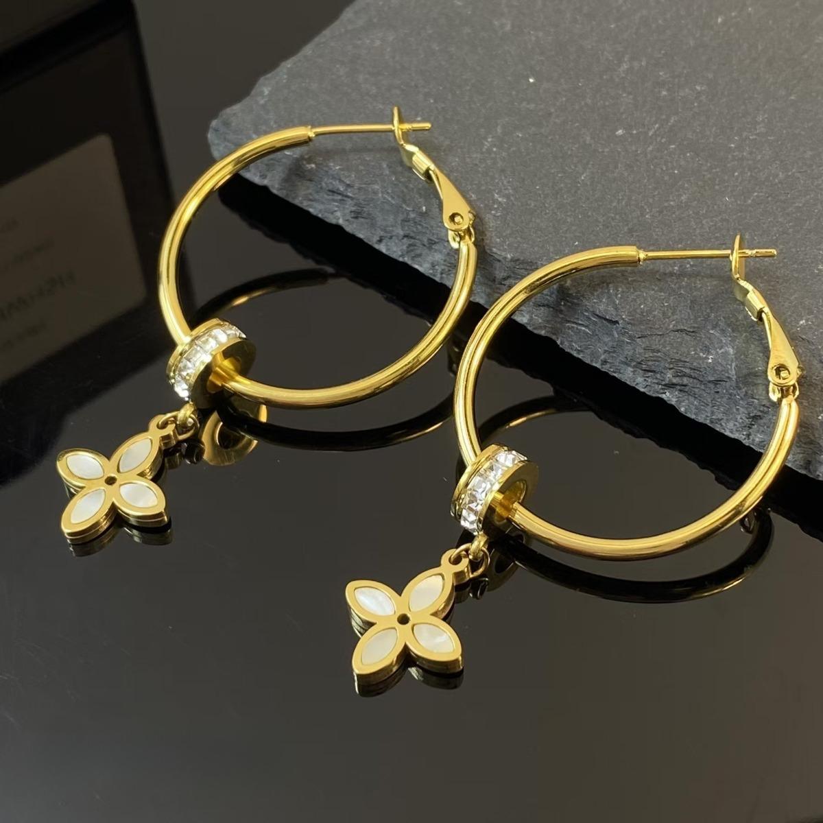 

Популярные серьги с четырехлистным клевером Серьги из нержавеющей стали Темпераментные металлические серьги Женская мода не теряет цвет ювелирных изделий