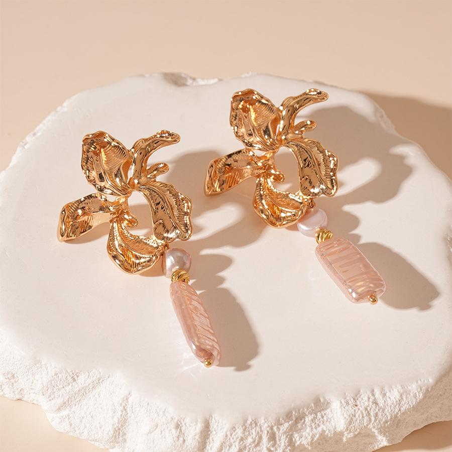 Retro pleated metallic flower imitation bead silver needle earrings European and American niche high-end petal earrings