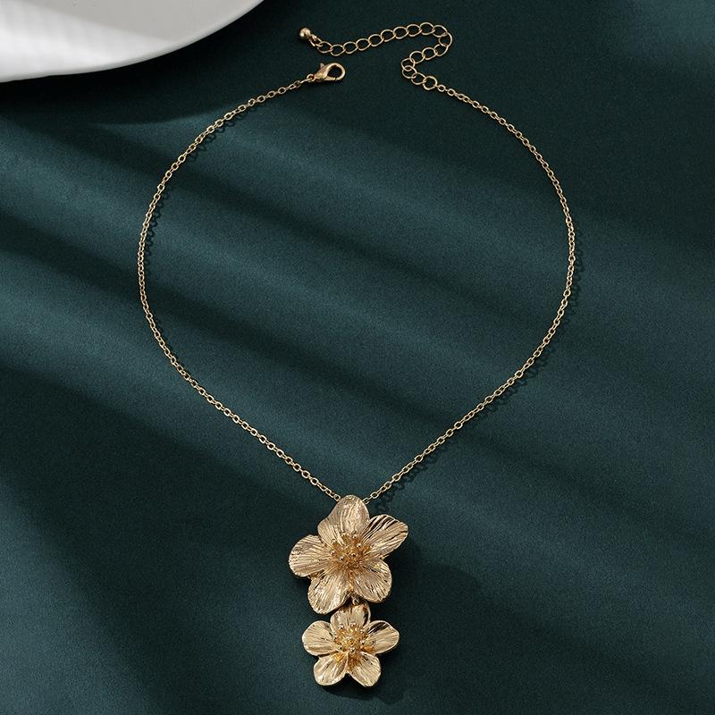 LATS New Fashion Metal Wrinkled Stereoscopic Flowers Pendant Necklace for Women Charm Temperament Clavicle Chain Party Jewelry