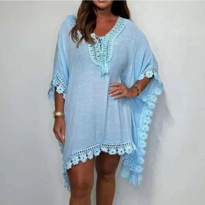 Kvinners avslappede feriekjole med flaggermusermer og utskåret kant