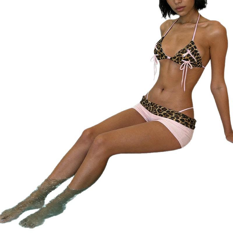 Set Bikini Stringato con Stampa Leopardo e Pantaloncini aderenti ai fianchi per Donna