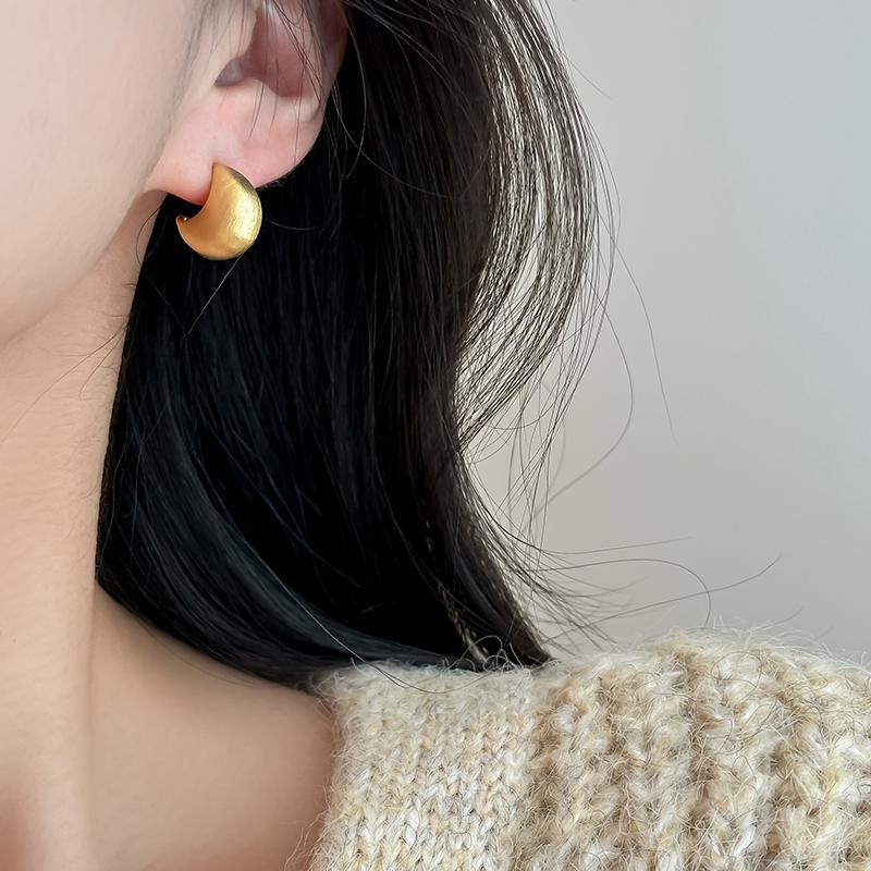 

Small crescent metal simple brushed water drop earrings high-end temperament stud earrings short hipster