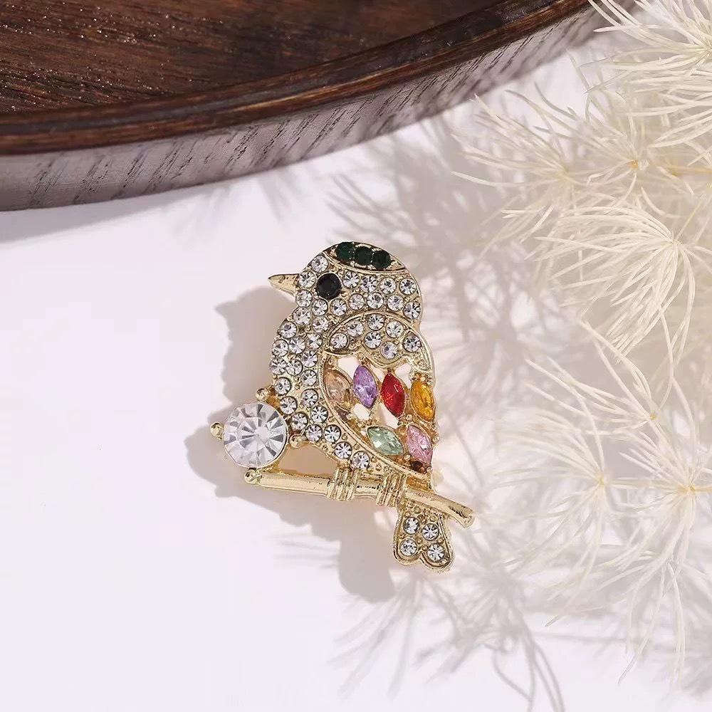 

Брошь «Сорока»: Элегантный и милый корсаж в виде птицы с усиливающей темперамент булавкой для защиты от воздействия окружающей среды для аксессуаров одежды