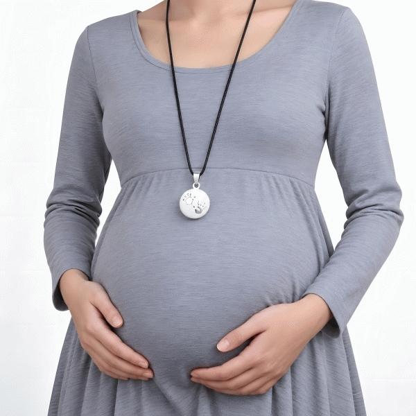 Schwangerschaftsbola mit Babyhandabdruckmuster
