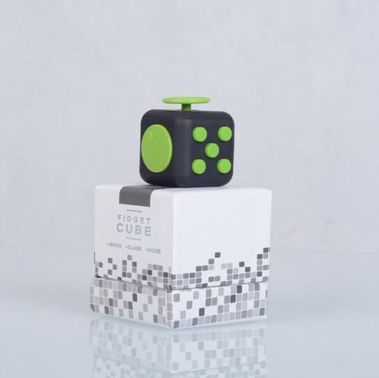 Fidget Cube Stress Angst Druckentlastendes Spielzeug Ideal für Erwachsene und Kinder [Geschenkidee] [Entspannendes Spielzeug] [Stressabbau] [Weiches Material]