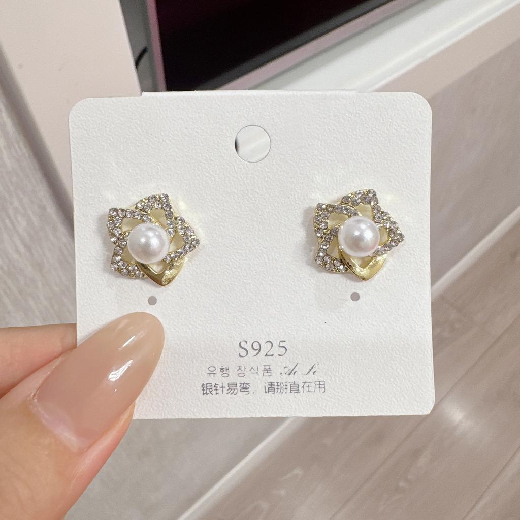 Hollow Out Petal Flower Stud Earrings for Women Metal Rhinestones Mini Imitation Zircon Earrings Party Cute Sweet Small Zircon