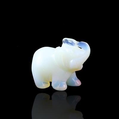 Bílý umělý měsíční kámen Ručně vyřezávaný Mini slon Přívěsek Ozdoba Vánoční dárek Domácí kancelář Stůl Dekorace