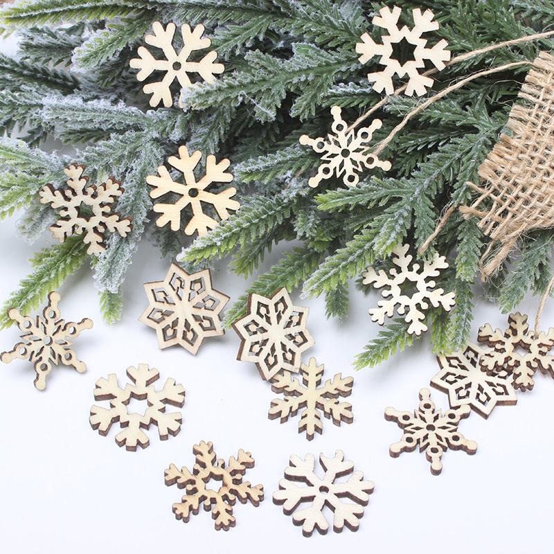 50Pcs/Set Wooden Crafts Mixed With Red White Green Snowflake Wood Chips Hollowed Out Carving Creative Christmas Home Decorations