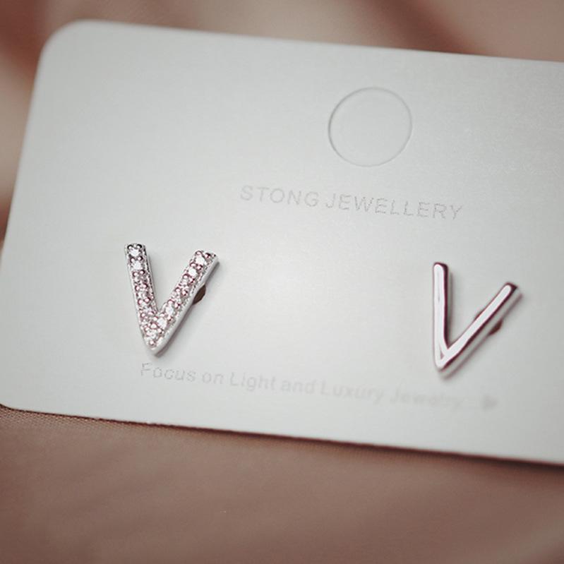 

Минималистичные литературные V-образные асимметричные серьги-пусеты из позолоченного стерлингового серебра для женщин S925 Silver