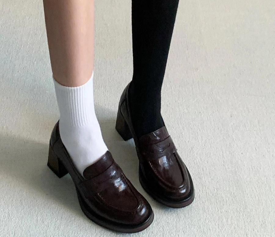 

Версия из овчины~ кожаный толстый каблук черный ретро для работы лоферы на одной педали женские 2025 новые маленькие кожаные туфли одинарные туфли 40