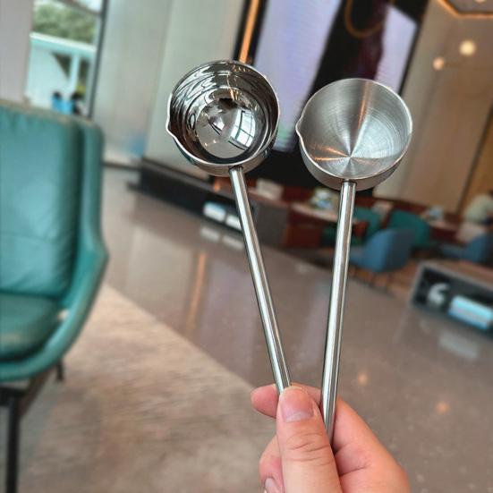 Fettlöffel mit verlängertem Edelstahlgriff Anti-Rutsch-Griff Tiefe Kapazität Öl-Suppen-Ausgießlöffel Restaurant-Servierlöffel