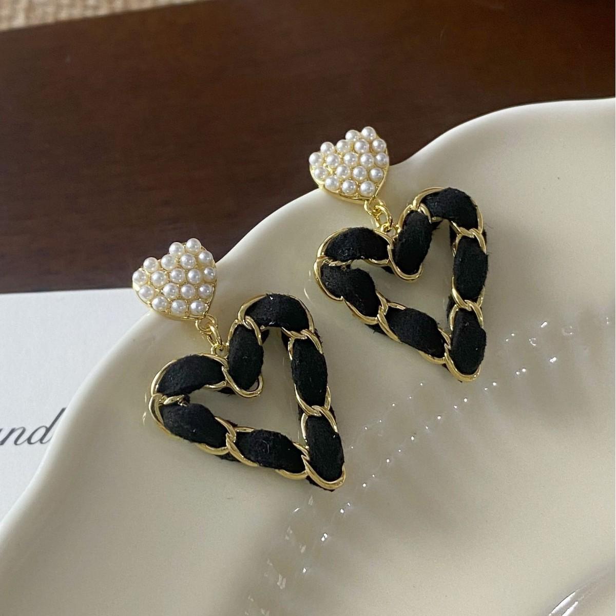 Elegant Black Flocked Pearl Heart Earrings for Women - Exquisite High-End Fashion Accessories