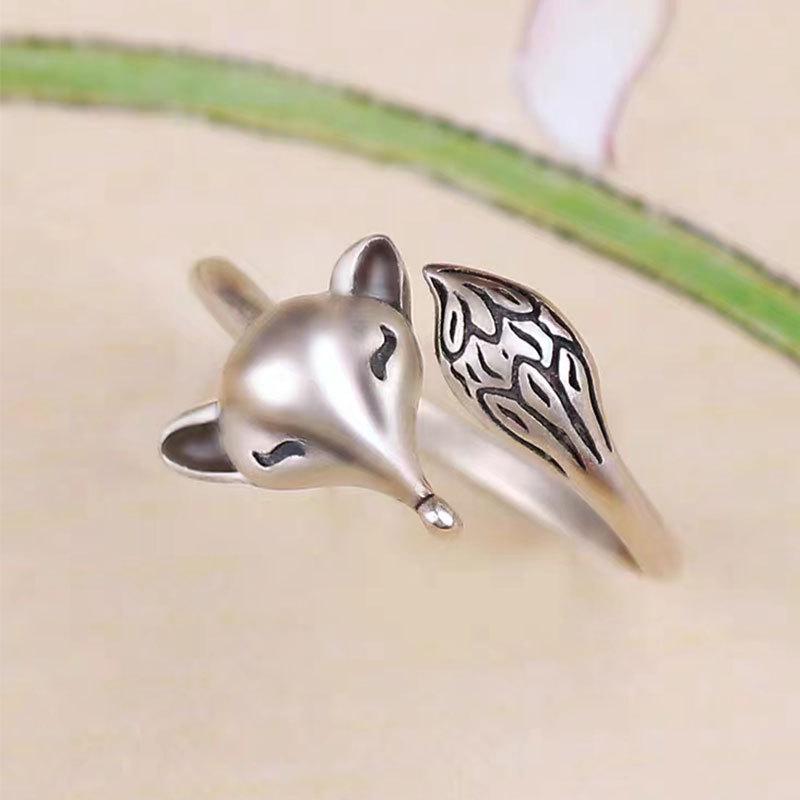 

Chic Retro Distressed White Fox Ring: Women s Cute, Versatile Fashion Accessory