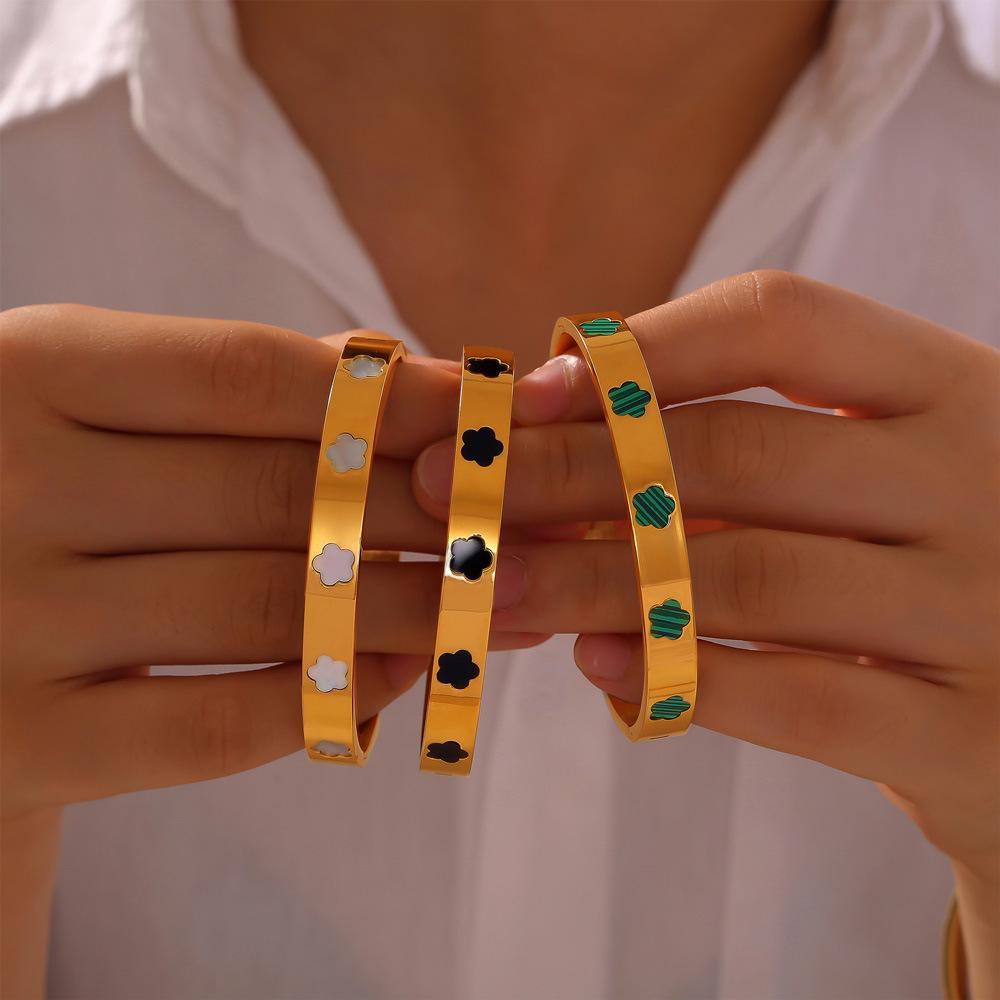 Elegant Gold-Plated Titanium Steel Bracelet with White Shell Flower and Geometric Acrylic Inlay