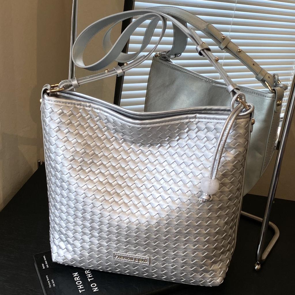 Premium Sense of Foreign Style Tote Bag Women's 2025 New Trendy Fashion Messenger Bag Diamond Woven Pattern Commuter Shoulder Bag