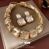 Set di orecchini a lobo quadrati con incastonatura di diamanti e collana: Accessori Formale di Lusso, alla Moda, di Alta Gamma