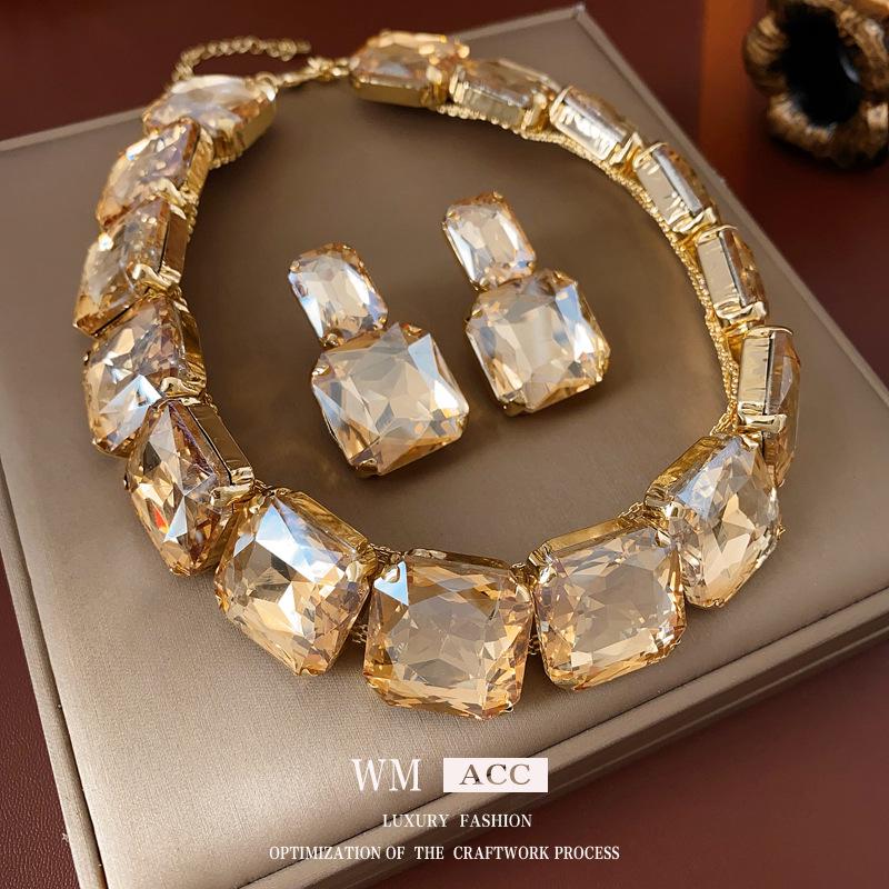 Set di orecchini a lobo quadrati con incastonatura di diamanti e collana: Accessori Formale di Lusso, alla Moda, di Alta Gamma