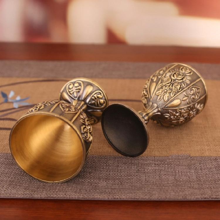 Artistic Zinc Alloy Alcohols Glass With Luxurious Embossed Detailing Retro Art Wine Glass For Wine Tasting Event