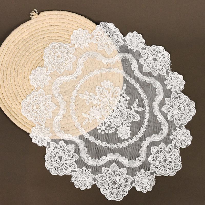 Broderte duker i mesh-stoff med blondekant - Dekorative brikker for nattbord, kaffebord eller fotorekvisitter.