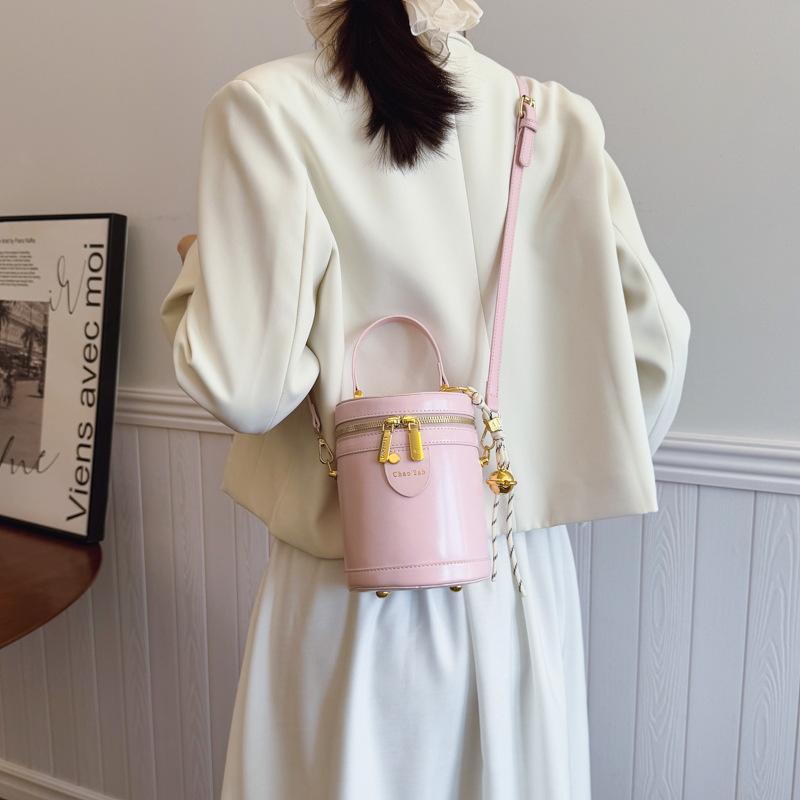 Retro simple small bag women's 2025 spring new portable bucket bag high-grade texture versatile commuter messenger bag