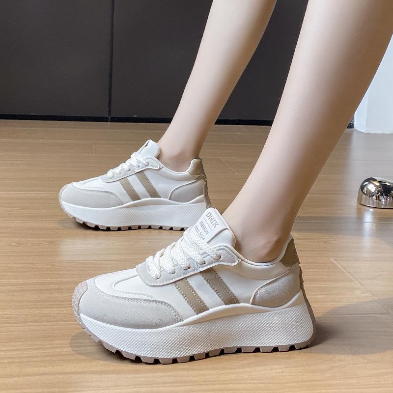 "2024 Koreanische Freizeit-Sneaker für Damen, die die Körpergröße steigern: Trendige, atmungsaktive Mode mit dicker Sohle für den Sommer"
