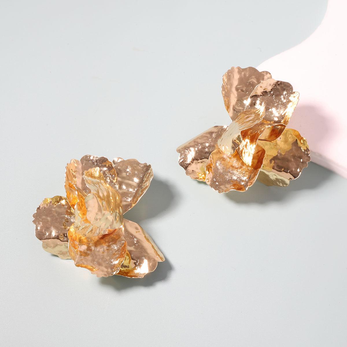 Ретро-серьги-гвоздики в виде крупных металлических цветов с неровной текстурой, имитирующей холодный ветер, универсальные и модные, для женщин. золотой